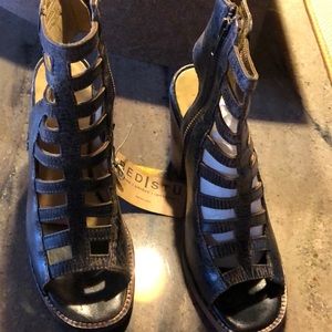 Open toe gladiator style shoe